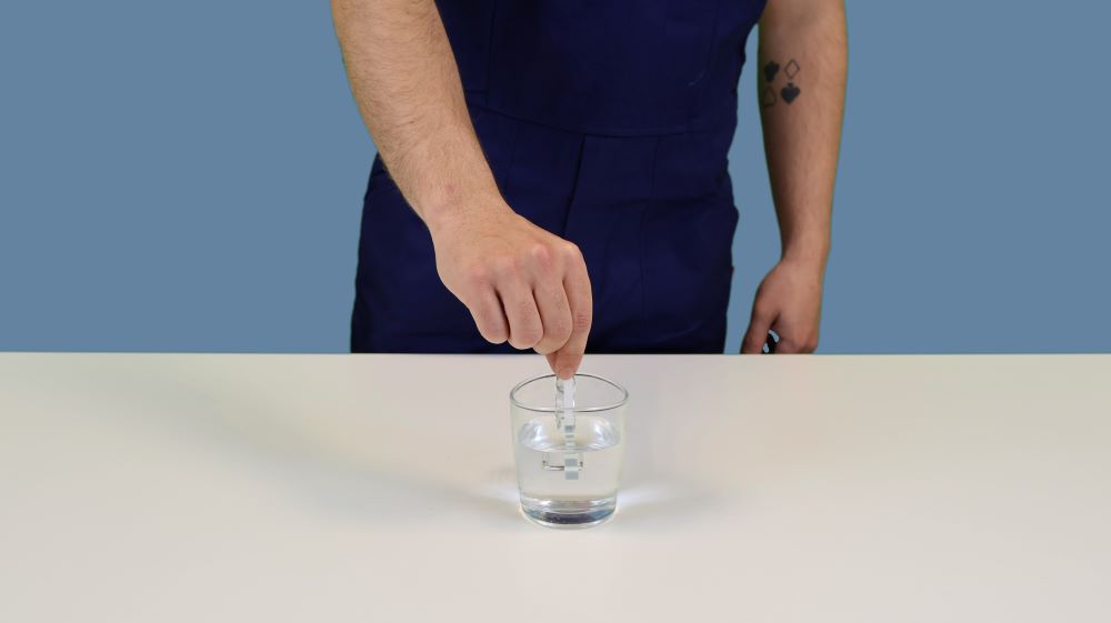 Bâtonnet test TH dans verre d'eau